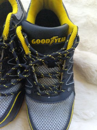 Zapatos de seguridad Goodyear negros y amarillos