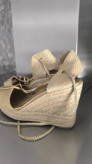 Zapatos de cuña dorados mujer