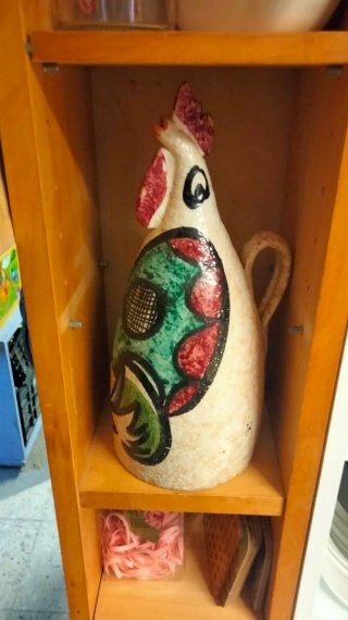 Botijo de cerámica con diseño de gallo