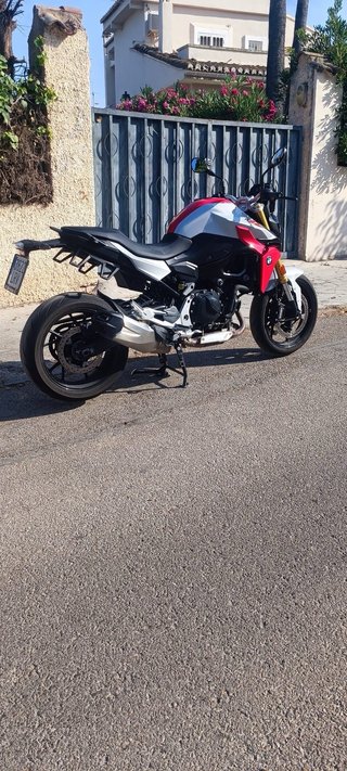 BMW F 900 R Naked Roja y Blanca