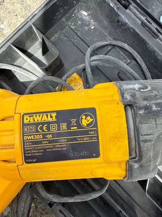 Sierra de sable DeWalt con hojas