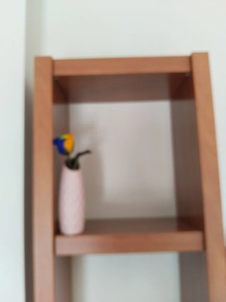Estantería de madera marrón en muy buen estado.