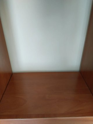 Estantería de madera marrón en muy buen estado.