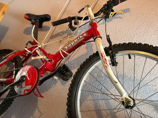 Bicicleta infantil roja