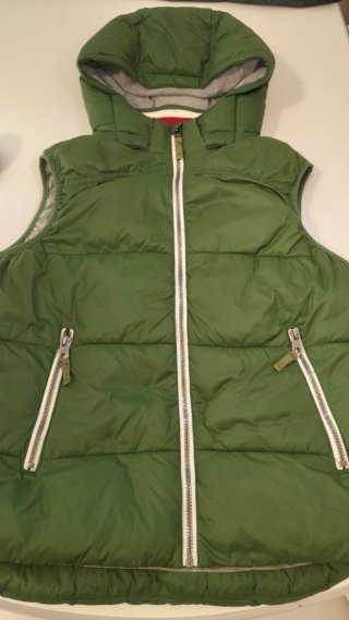 Chaleco verde acolchado con capucha