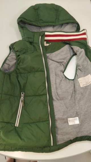 Chaleco verde acolchado con capucha