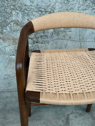 Taburete Derile de madera maciza de roble acabado tono natural y cuerda de papel beige FSC Mix Credit 65 cm