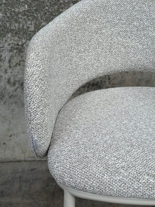 Taburete Maina chenilla gruesa Beige y patas de acero acabado beige FSC Mix Credit 65 cm