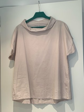Blusa de algodón cuello alto beige