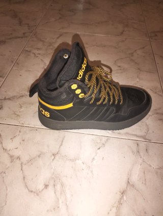 Zapatillas Adidas altas negras y doradas