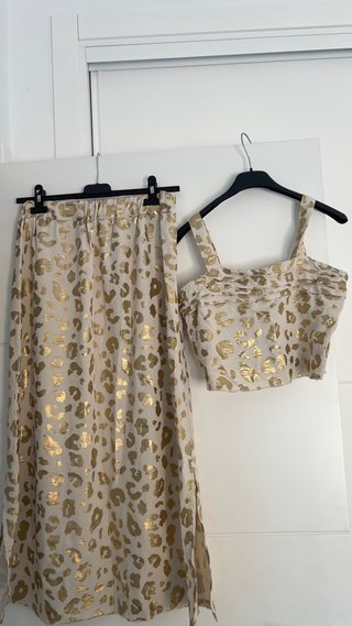Conjunto estampado animal print dorado