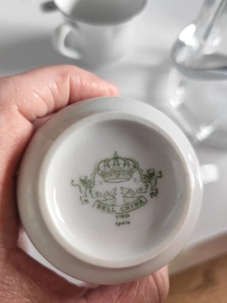 Juego de café de porcelana con ribete negro