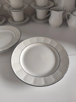 Juego de café de porcelana con ribete negro