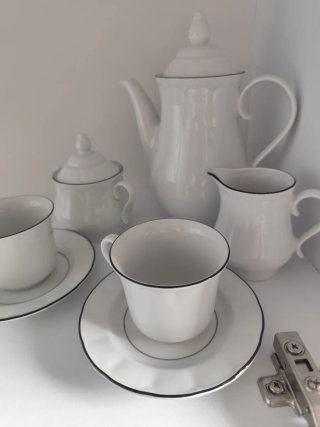 Juego de café de porcelana con ribete negro
