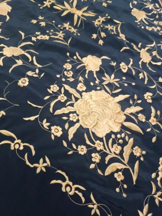 Mantón de Manila Bordado Negro y Dorado