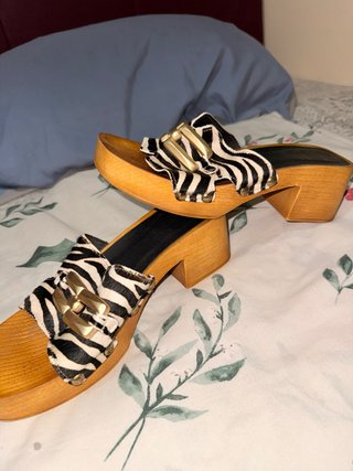 Tacones de madera con estampado cebra