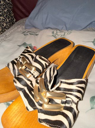 Tacones de madera con estampado cebra