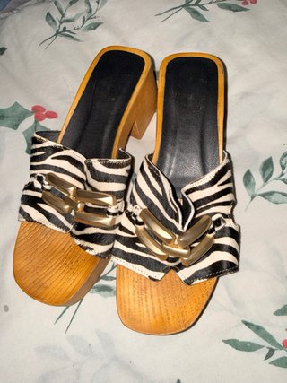 Tacones de madera con estampado cebra