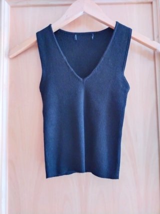 Camiseta negra de punto sin mangas