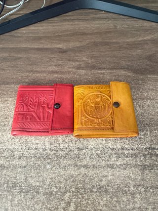 Carteras de cuero rojas y amarillas