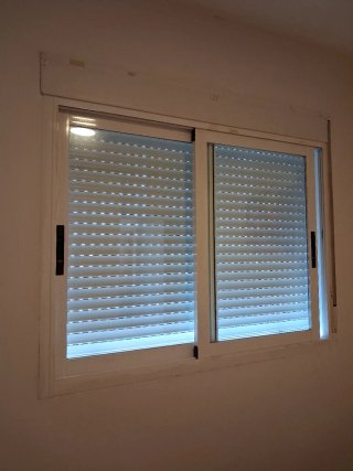 Ventana aluminio con persianas