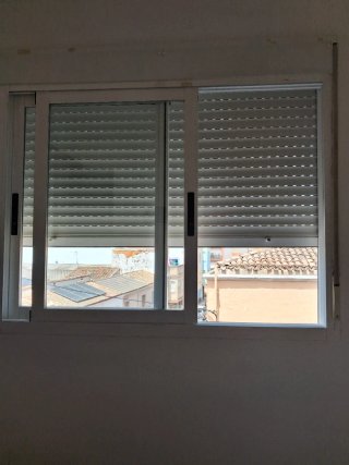 Ventana aluminio con persianas