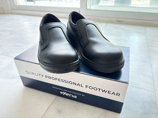 Zapatos de seguridad antideslizantes nuevos