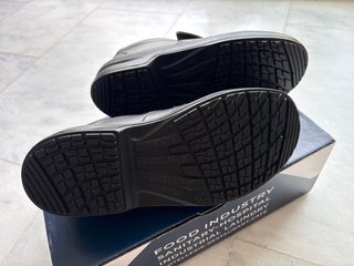 Zapatos de seguridad antideslizantes nuevos