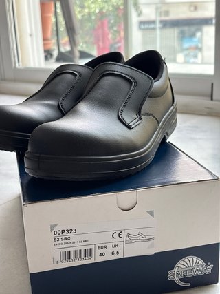 Zapatos de seguridad antideslizantes nuevos