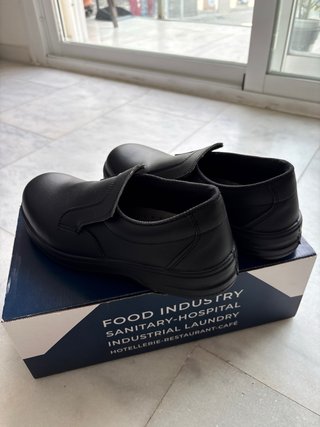 Zapatos de seguridad antideslizantes nuevos