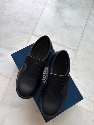 Zapatos de seguridad antideslizantes nuevos