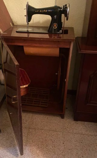 Máquina de coser Alfa antigua