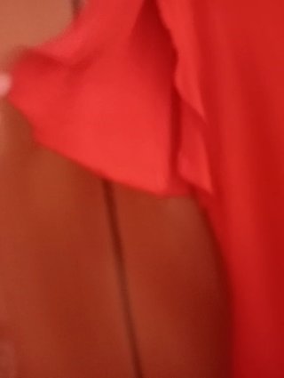 Blusa roja manga volante