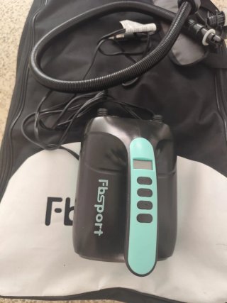 Pádel surf con inflador eléctrico.