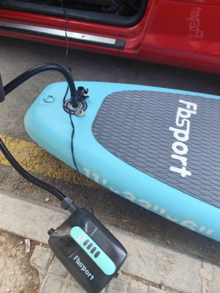 Pádel surf con inflador eléctrico.