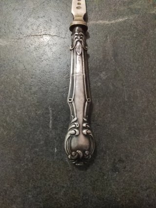 Tenedor antiguo con el mango de plata de ley