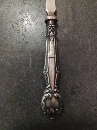 Tenedor antiguo con el mango de plata de ley