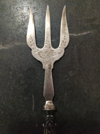 Tenedor antiguo con el mango de plata de ley