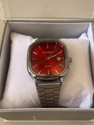 Reloj Casio Vintage Plateado y Rojo