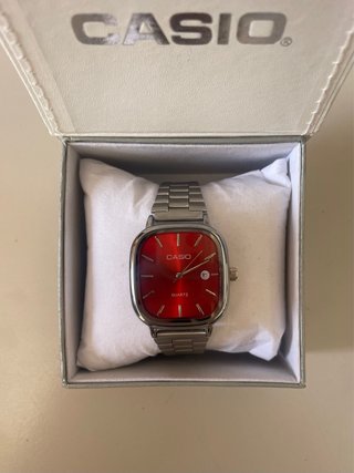 Reloj Casio Vintage Plateado y Rojo