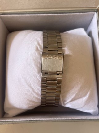 Reloj Casio Vintage Plateado y Rojo