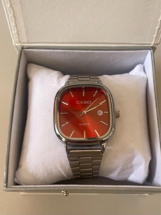 Reloj Casio Vintage Plateado y Rojo