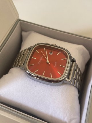 Reloj Casio Vintage Plateado y Rojo
