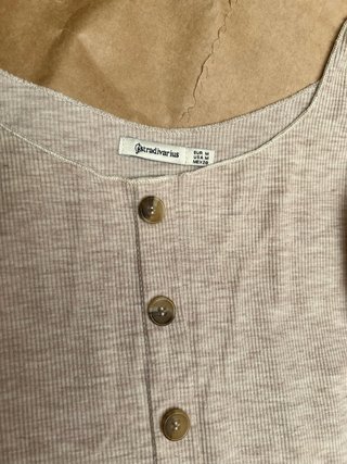 Camiseta Stradivarius tirantes botones beige