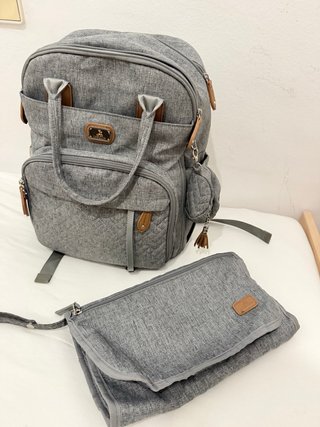 Mochila bebé gris con cambiador
