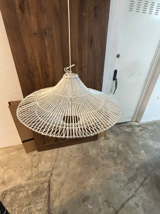 Lámpara de mimbre blanca colgante