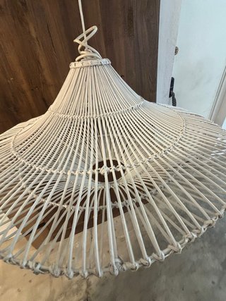 Lámpara de mimbre blanca colgante