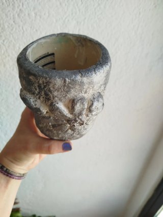Maceta decorada con flor