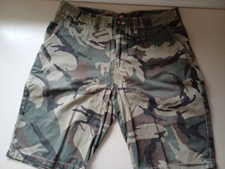 Pantalón corto camuflaje, W33