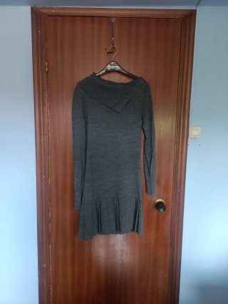 Vestido gris cuello alto y falda plisada